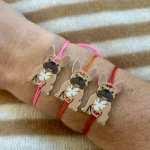 braccialetto CANE: bulldog beige - filo fucsia fluo