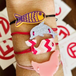 braccialetto DELFINO: glitter viola - filo fucsia fluo