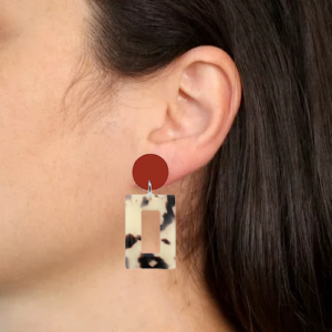 Alternative view of orecchini RETTANGOLO - tartaruga beige e nero (colore perno a scelta)