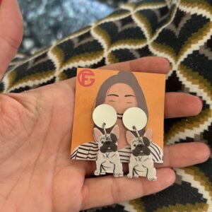 Alternative view of orecchini CANE: bulldog francese grigio chiaro (perno personalizzabile)