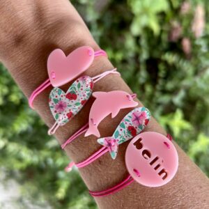 braccialetto CUORE: fiori rosa - filo fucsia fluo