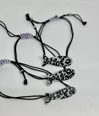 braccialetto PESCE: animalier bianco e nero - filo nero