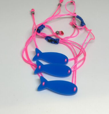 braccialetto PESCE: azzurro puffo - filo fucsia fluo