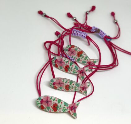 braccialetto PESCE: fiori rosa - filo fucsia