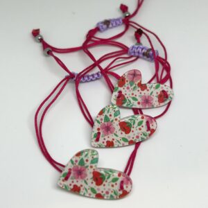 braccialetto CUORE: fiori rosa - filo fucsia