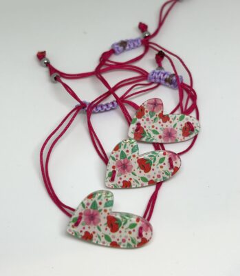 braccialetto CUORE: fiori rosa - filo fucsia