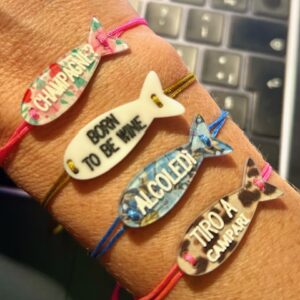 braccialetto PESCE: fiori rosa "champagne?" - filo rosa fluo