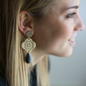 Alternative view of orecchini PIZZO: cioccolato - viola light - mocha mousse