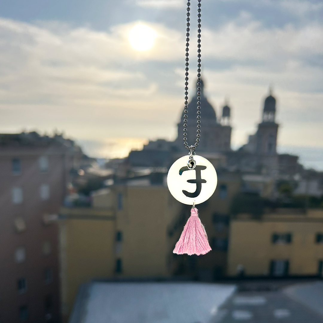 collana LETTERA corsiva: bianco + nappina a scelta - immagine 3