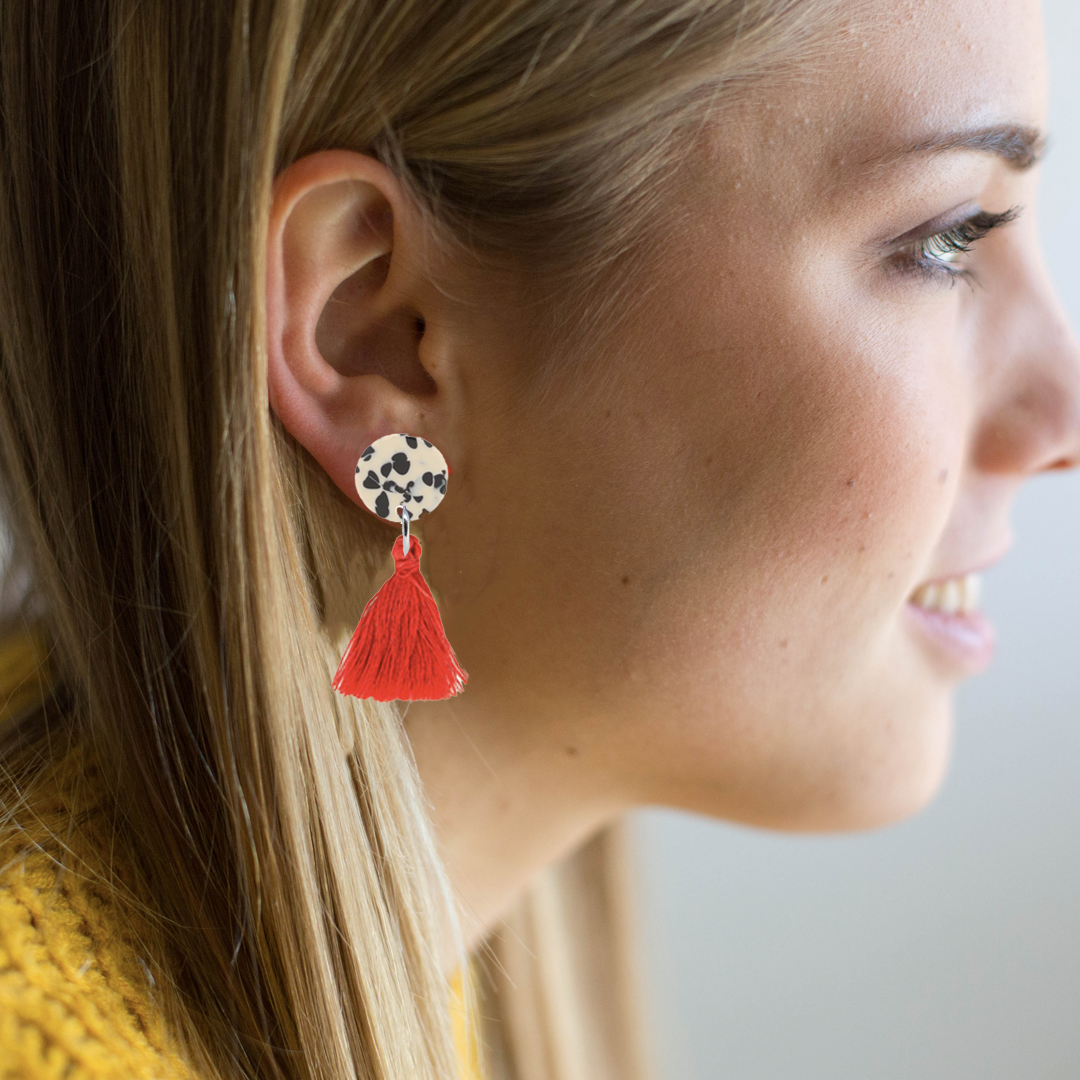 orecchini NAPPINA: dalmata bianco e nero + nappina rossa - immagine 2