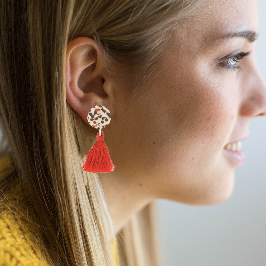orecchini NAPPINA: dalmata marrone + nappina rossa - immagine 2
