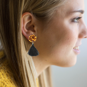 Alternative view of orecchini NAPPINA: leopartato marrone + nappina nera