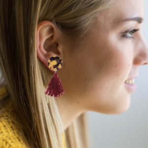 Alternative view of orecchini NAPPINA: tartarugato grande marrone + nappina bordeaux