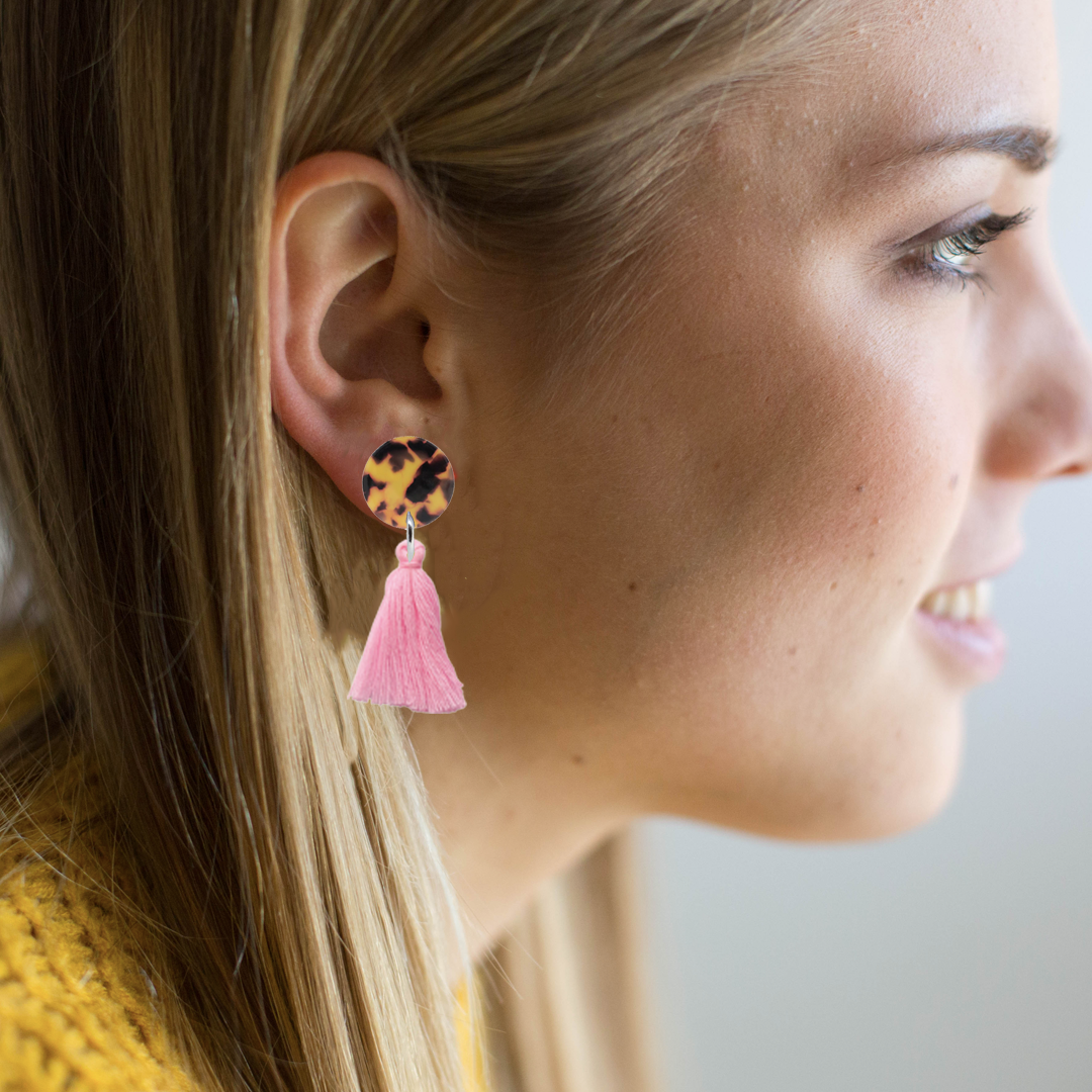 orecchini NAPPINA: tartarugato marrone + nappina rosa - immagine 2